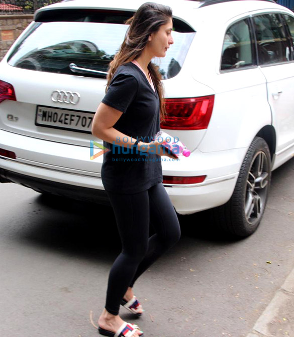 Kareena Kapoor Khan And Amrita Snapped At Yoga Class Kareena Kapoor Khan Images Bollywood 0731