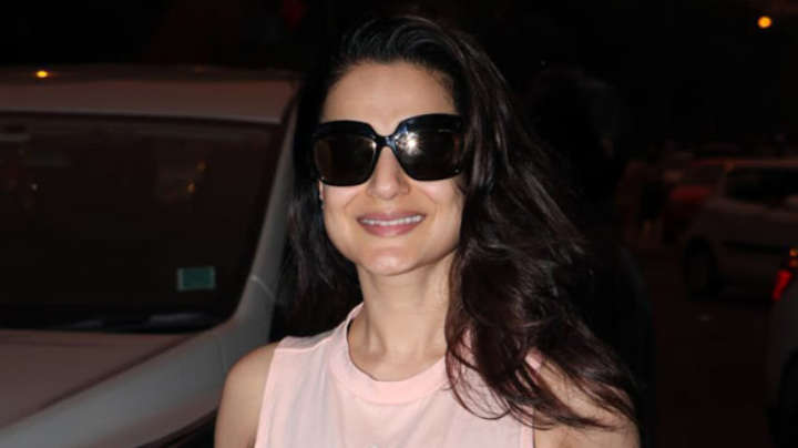 SPOTTED:Ameesha Patel & Shamita Shetty at Salon Juhu SPOTTED:Ameesha Patel & Shamita Shetty at Salon Juhu