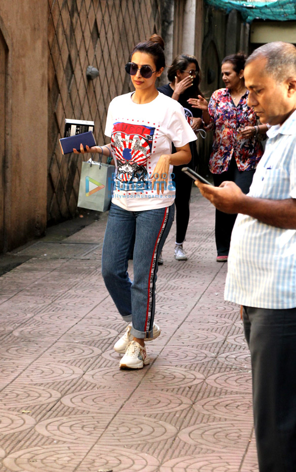 Malaika Arora and Amrita Arora spotted at their mother’s house Malaika Arora and Amrita Arora spotted at their mother's house