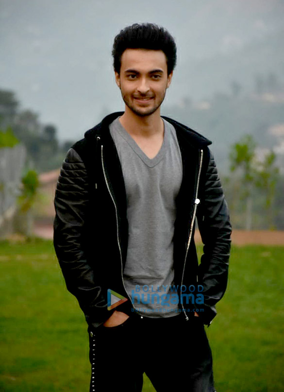 Aayush Sharma and family visit his new bungalow in Himachal Pradesh ...