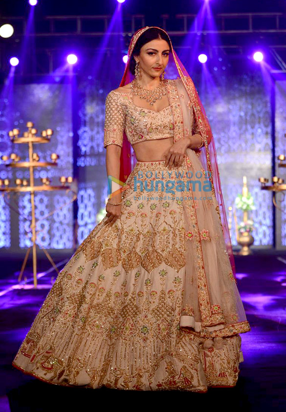 Soha Ali Khan, Swara Bhaskar and others walk the ramp at The Wedding Junction Festive Show Soha Ali Khan, Swara Bhaskar and others walk the ramp at The Wedding Junction Festive Show