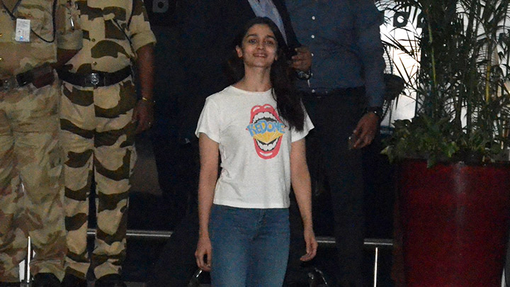  Alia  Bhatt  snapped  at the airport Bollywood Hungama