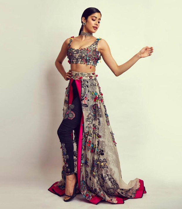 Janhvi Kapoor in Anamika Khanna Couture for SOL Lions Gold Awards 2018 (2)