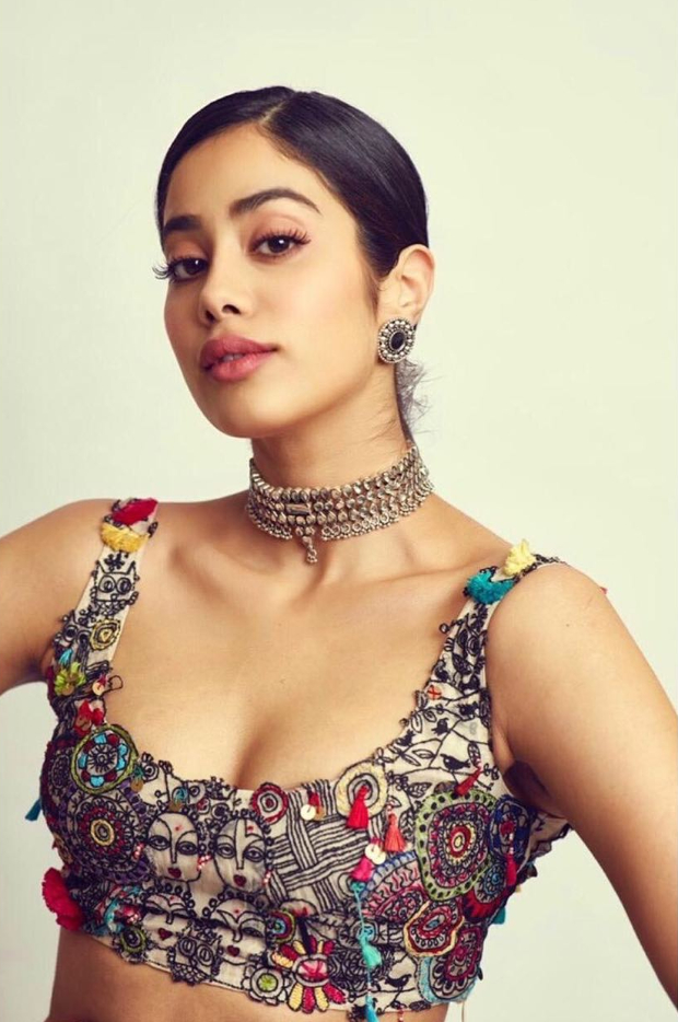 Janhvi Kapoor in Anamika Khanna Couture for SOL Lions Gold Awards 2018 (5)