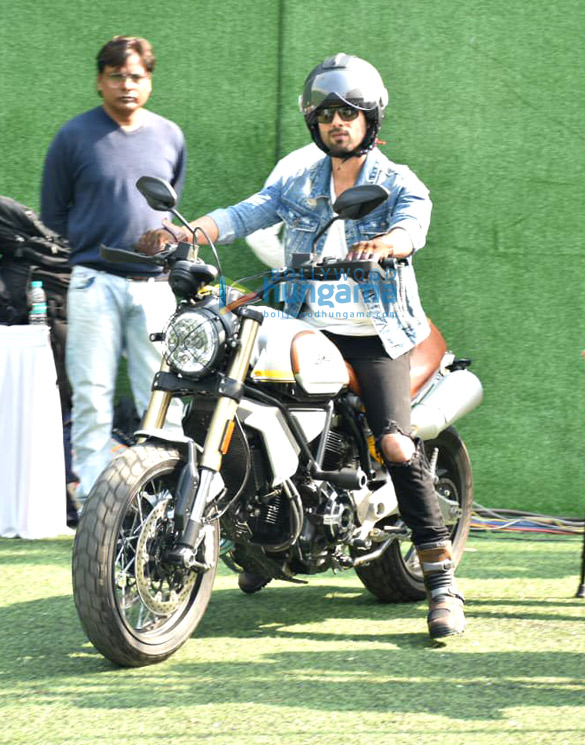 Shahid Kapoor snapped at the Guiness World Record attempt for the largest human formation in the shape of helmet attempt