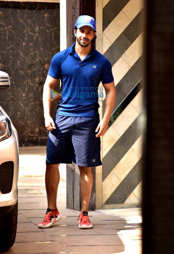 Varun Dhawan, Shahid Kapoor and Meera Rajput snapped at the gym in Juhu Varun Dhawan and Shahid Kapoor snapped at the gym in Juhu