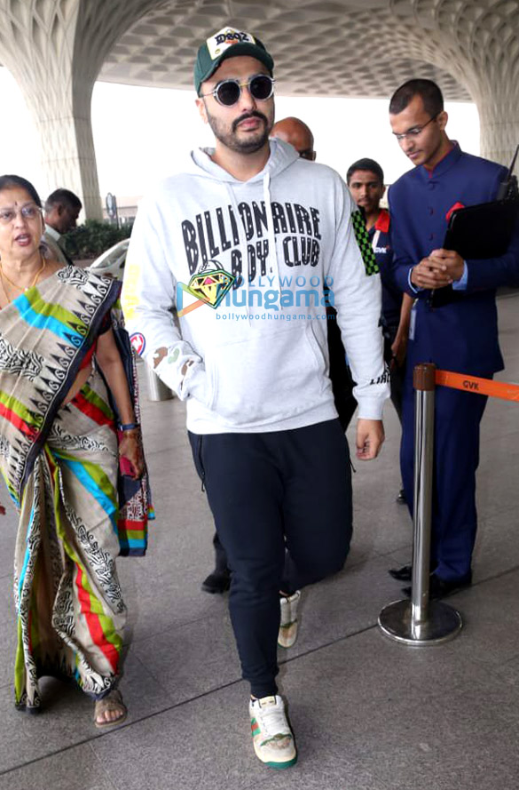 Arjun Kapoor, Virat Kohli, Anushka Sharma and others snapped at the airport Arjun Kapoor, Virat Kohli, Anushka Sharma and others snapped at the airport
