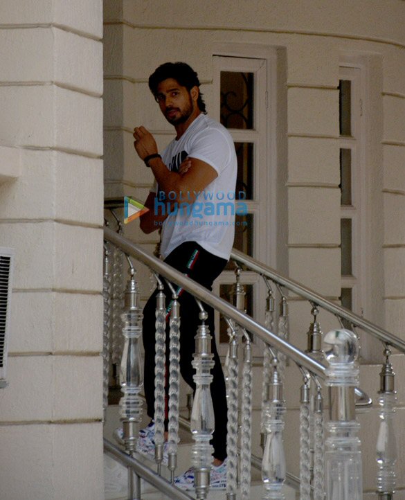 Sidharth Malhotra And Parineeti Chopra Spotted At Ekta Kapoor S House In Juhu Parties Events Bollywood Hungama sidharth malhotra and parineeti chopra