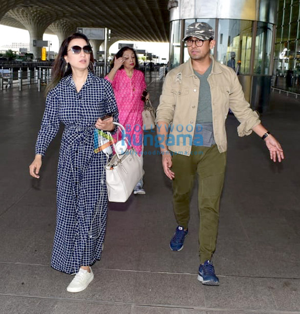 Sonu Nigam Snapped With His Family At The Airport Madhurima Nigam Sonu Nigam Images Bollywood Hungama