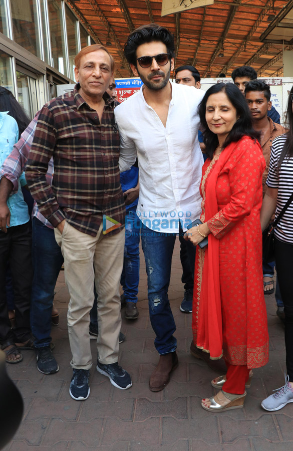 Kartik Aaryan and family snapped at Siddhivinayak Temple (2) | Kartik