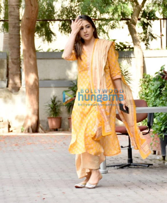 Photos: Sara Ali Khan snapped at Aanand L Rai’s office in Andheri Photo: Sara Ali Khan snapped at Aanand L Rai's office in Andheri