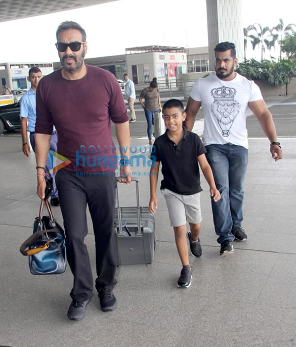 Photos: Ajay Devgn and Sussanne Khan snapped at the airport Photos: Ajay Devgn and Sussanne Khan snapped at the airport