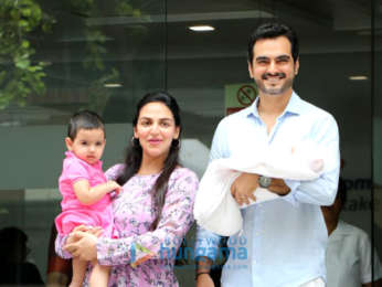 Photos: Esha Deol snapped with her new born baby at Hinduja Hospital in Khar