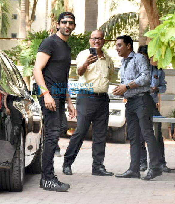 Photos: Kartik Aaryan snapped post a meeting at Aanand L Rai’s office Photos Kartik Aaryan snapped post a meeting at Aanand L Rai's office