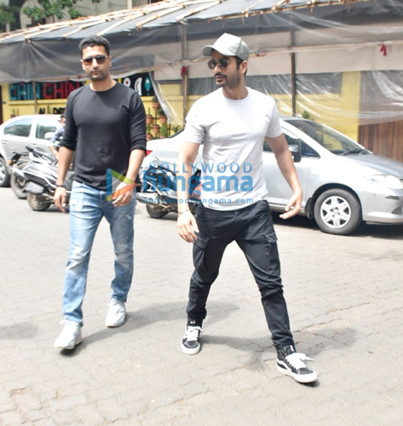 Photos Vicky Kaushal and Sunny Kaushal snapped with their parents at ...