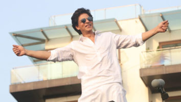 Shah Rukh Khan wishes Eid Mubarak to his fans outside Mannat