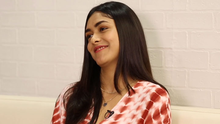 Hilarious Mrunal Thakur Srk Or Hrithik Looks Or Intelligence