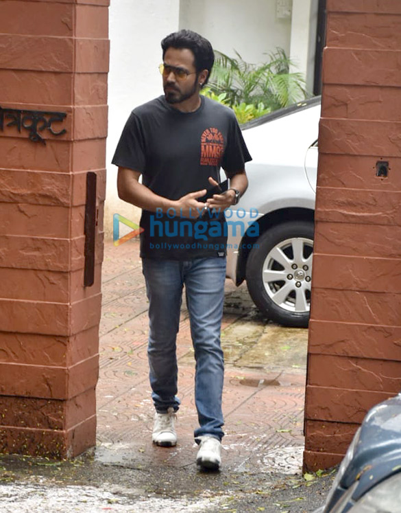 Photos: Emraan Hashmi snapped in Juhu