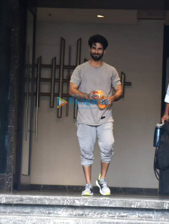 Photos: Shahid Kapoor snapped at the gym in Juhu Photos: Shahid Kapoor snapped at the gym in Juhu