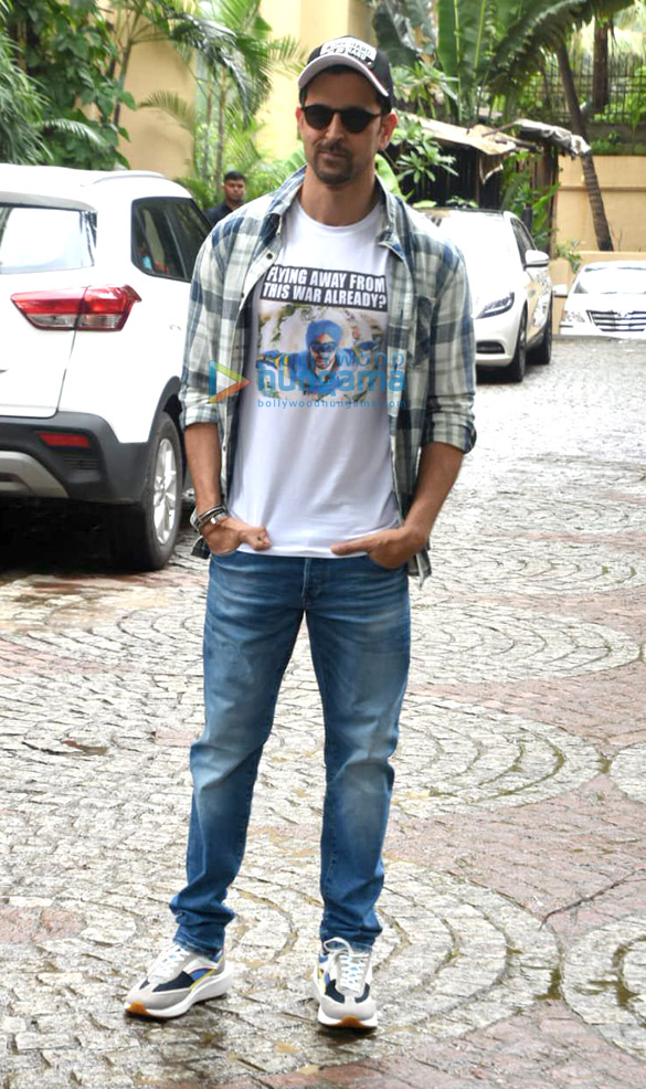 Photos: Hrithik Roshan snapped in Mumbai promoting War Photos: Hrithik Roshan snapped in Mumbai promoting War