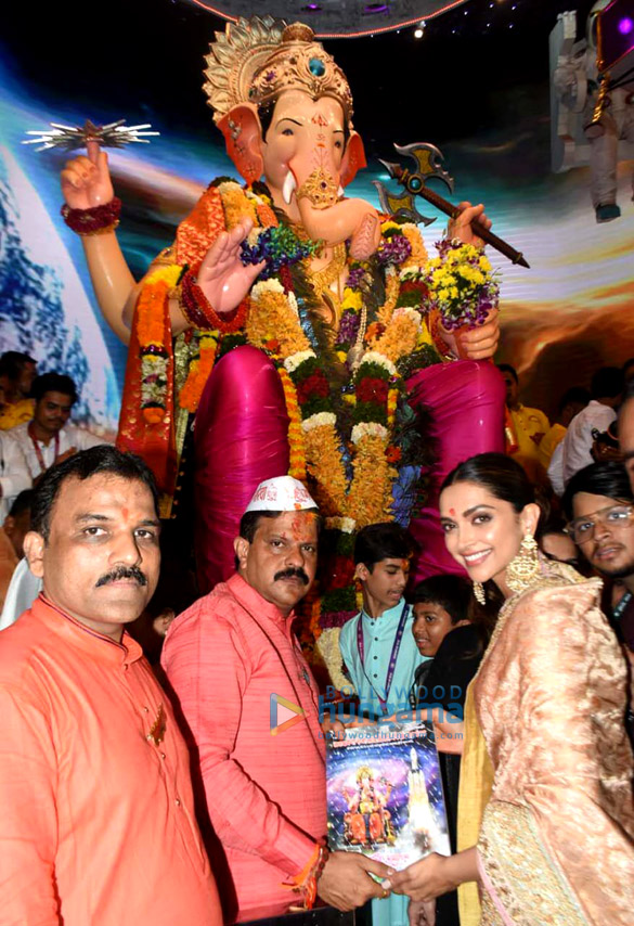Photos: Deepika Padukone snapped at Lalbaugcha Raja Darshan