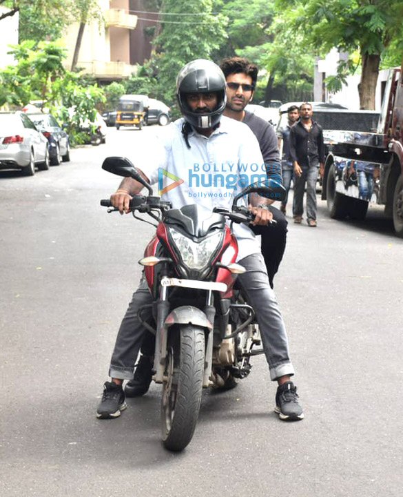 Photos: Kartik Aaryan snapped on a bike in Juhu