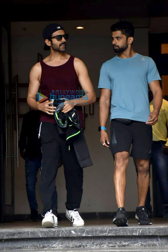 Photos: Kartik Aaryan snapped at the gym in Juhu Photos: Kartik Aaryan snapped at the gym in Juhu