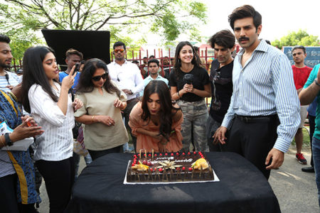 Behind The Scenes Here S How The Cast Of Pati Patni Aur Woh Celebrated Bhumi Pednekar S Birthday Bollywood News Bollywood Hungama