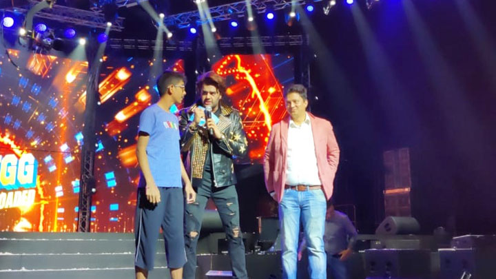 FUNNY: Maniesh Paul interacts with Salman Khan fans at DA-BANGG Concert, Dubai - Bollywood Hungama
