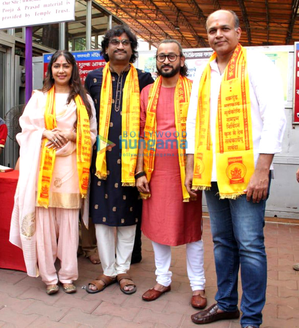 Photos: Ashutosh Gowariker, Sunita Gowariker and Ajay – Atul visit Siddivinayak temple Photos: Ashutosh Gowariker, Sunita Gowariker and Ajay - Atul visit Siddivinayak temple