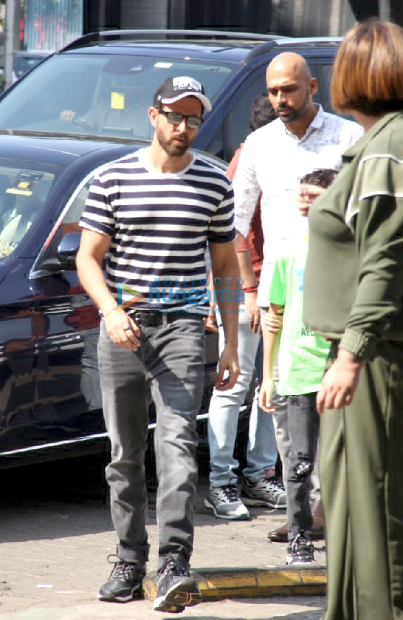 Photos: Hrithik Roshan, Rakesh Roshan, Rajesh Roshan snapped at Yauatcha, BKC