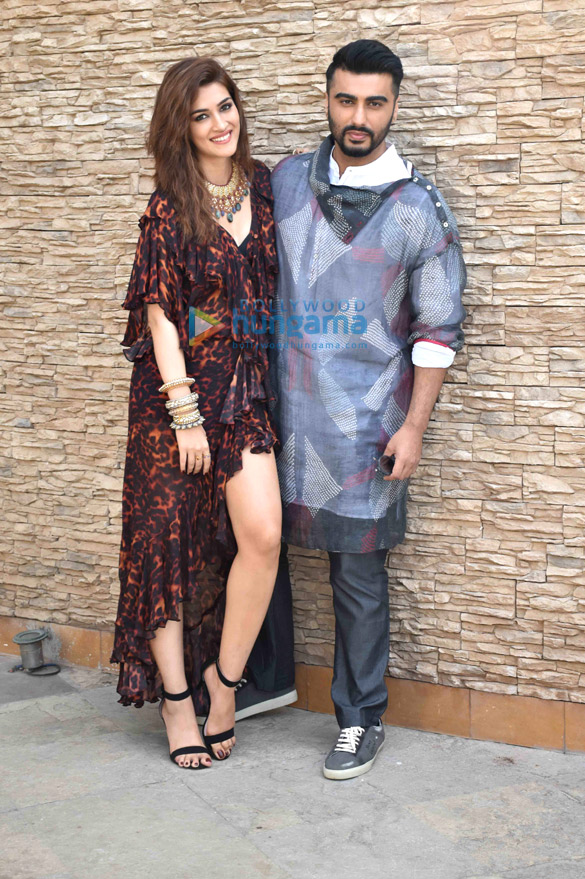 Photos: Kriti Sanon, Arjun Kapoor and Ashutosh Gowariker snapped during Panipat promotions Photos: Kriti Sanon, Arjun Kapoor and Ashutosh Gowariker snapped during Panipat promotions