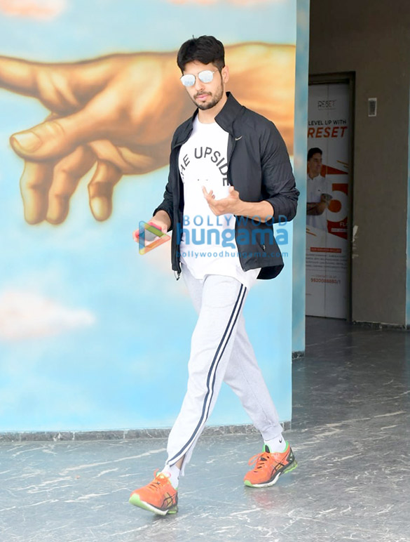 Photos: Sidharth Malhotra snapped at the gym Photos: Sidharth Malhotra snapped at the gym