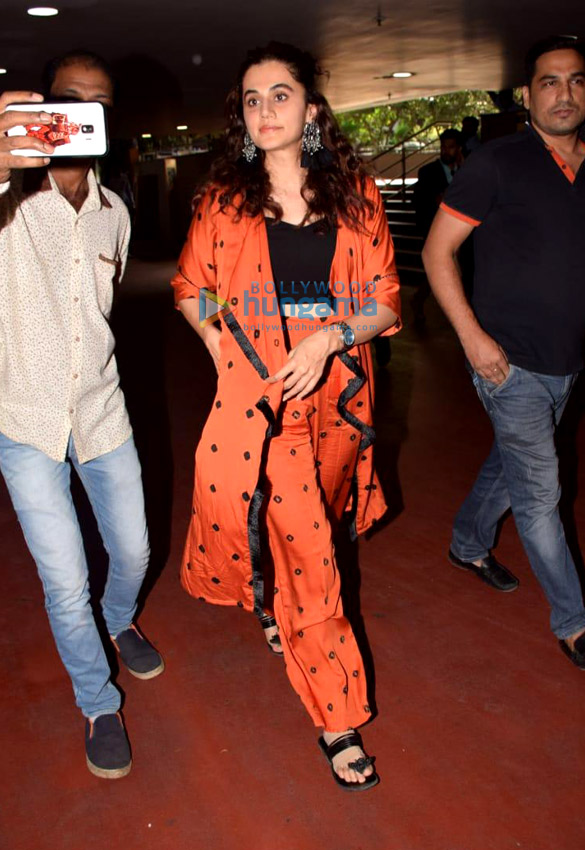 Photos: Taapsee Pannu, Vidyut Jammwal and Kangana Ranaut snapped at the airport Photos: Taapsee Pannu, Vidyut Jammwal and Kangana Ranaut snapped at the airport
