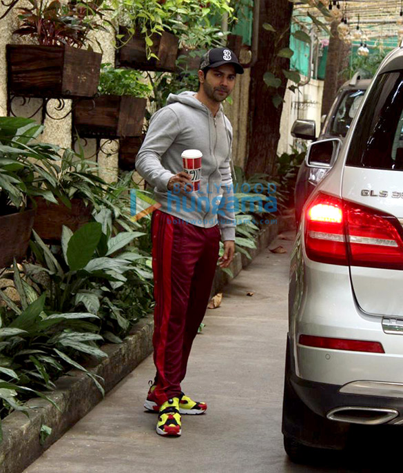 Photos: Varun Dhawan spotted at Sunny Super Sound in Juhu Photos: Varun Dhawan spotted at Sunny Super Sound in Juhu