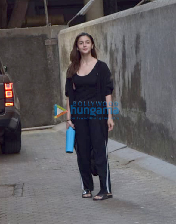 Photos: Alia Bhatt spotted at Sanjay Leela Bhansali’s office in Juhu Photos: Alia Bhatt spotted at Sanjay Leela Bhansali’s office in Juhu