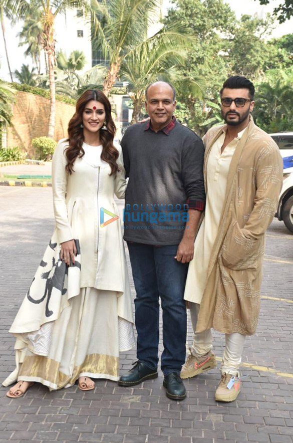 Photos: Arjun Kapoor, Kriti Sanon and Ashutosh Gowariker snapped promoting their film Panipat Photos: Arjun Kapoor, Kriti Sanon and Ashutosh Gowariker snapped promoting their film Panipat