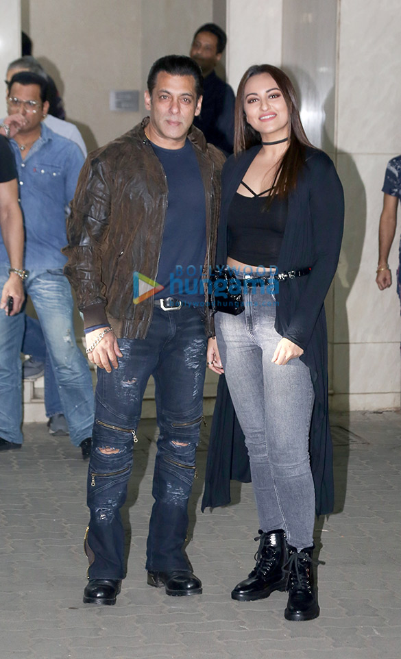 Photos: Celebs snapped at Salman Khan’s birthday bash Photos: Celebs snapped at Salman Khan's birthday bash