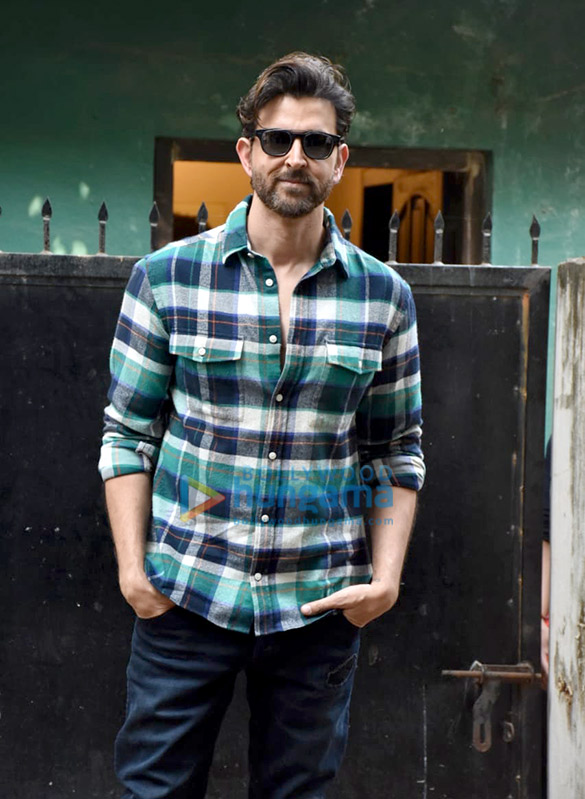 Photos: Hrithik Roshan spotted at a shoot in Versova