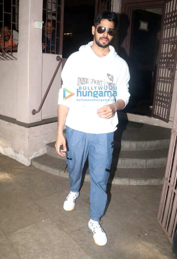 Photos: Sidharth Malhotra snapped at Shankar Mahadevan’s studio Photos: Sidharth Malhotra snapped at Shankar Mahadevan’s studio