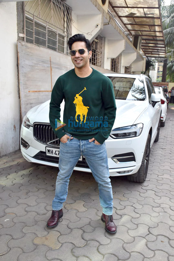 Photos: Varun Dhawan snapped in Andheri
