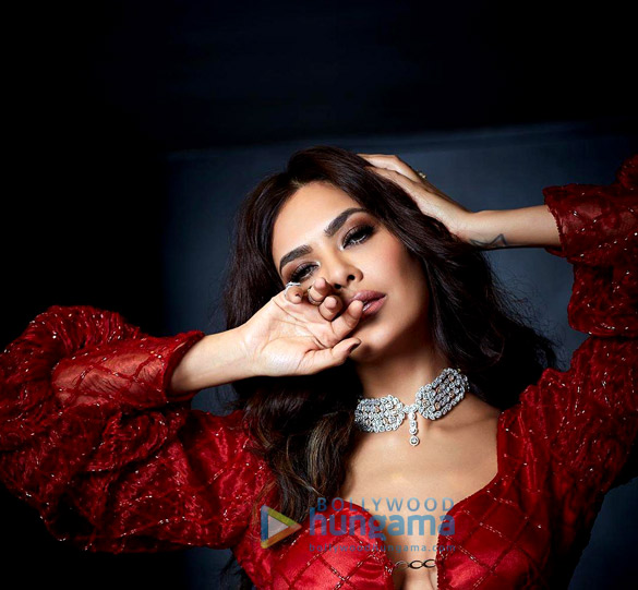 Esha Gupta Photos, Images, HD Wallpapers, Esha Gupta HD Images, Photos