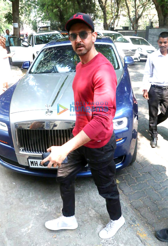 Photos: Hrithik Roshan spotted in Bandra Photos: Hrithik Roshan spotted in Bandra