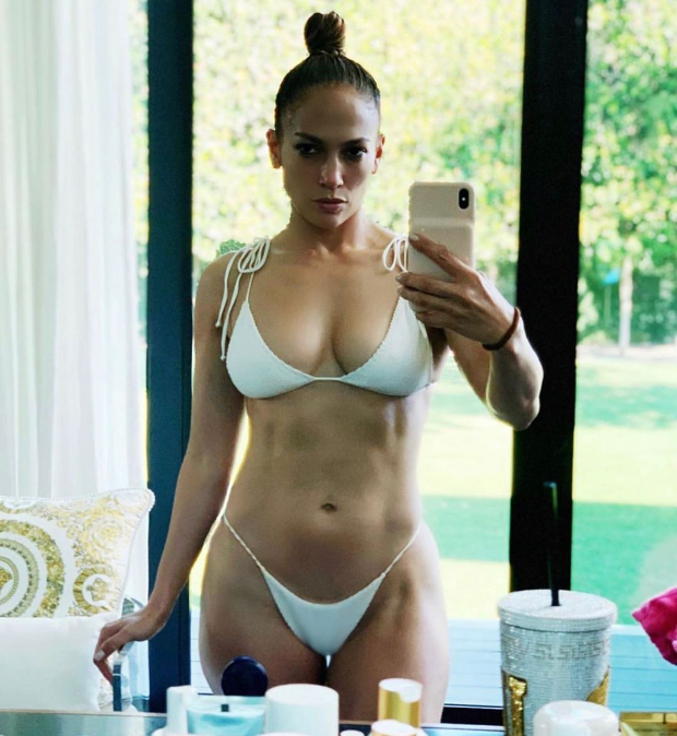 Jennifer Lopez Sets The Internet On Fire Flaunting Her Toned Body In A