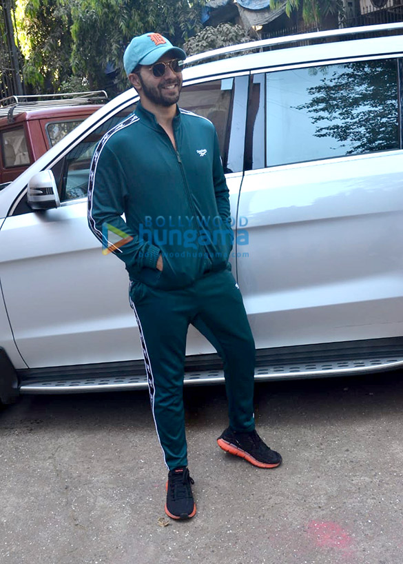Photos: Varun Dhawan snapped at a dubbing studio in Juhu