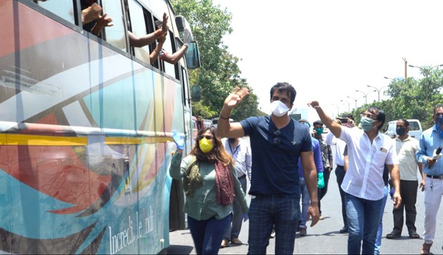 Sonu Sood organises multiple transport buses for hundreds of migrants stuck in Mumbai amid nationwide lockdown Sonu Sood organises multiple transport buses for hundreds of migrants stuck in Mumbai amid nationwide lockdown