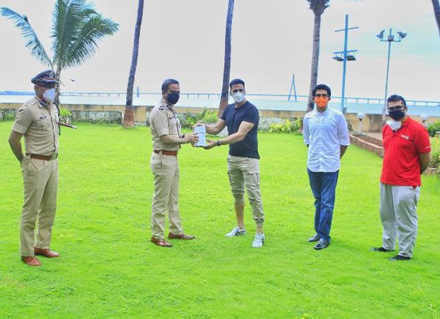 Akshay Kumar gifts 1200 fitness bands to the Mumbai Police 