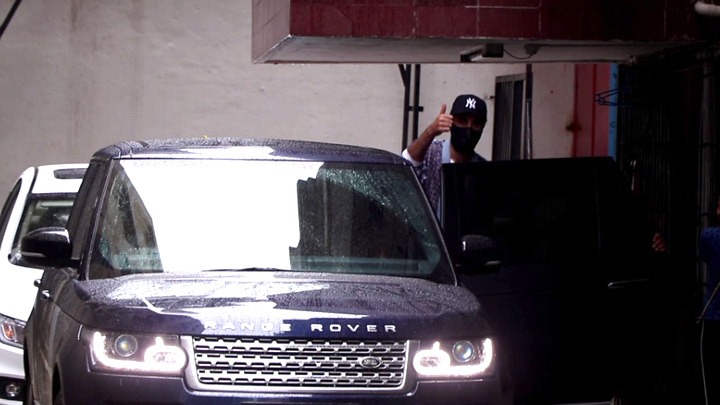 Ranbir Kapoor spotted at Dharma office in Bandra Ranbir Kapoor spotted at Dharma office in Bandra