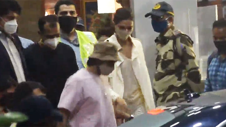 Ranveer Singh and Deepika Padukone spotted at the airport Ranveer Singh and Deepika Padukone spotted at the airport