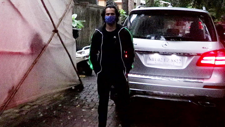 Varun Dhawan spotted in Juhu Varun Dhawan spotted in Juhu
